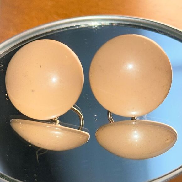 Vintage 60s tan disk plastic screw back earrings - Picture 1 of 4